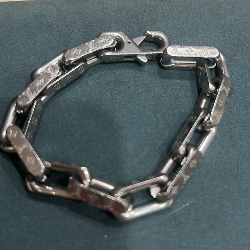 Louis Vuitton Chain Bracelet
Engraved Monogram Silver